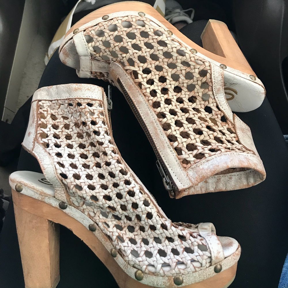 Sbicca Clog Heals
